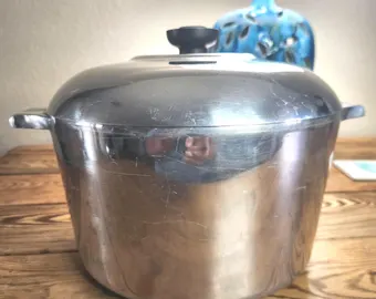 Magnalite classic 10-quart cast aluminum Dutch oven pot with lid and rack for cooking large family meals soups stews and authentic Louisiana gumbo